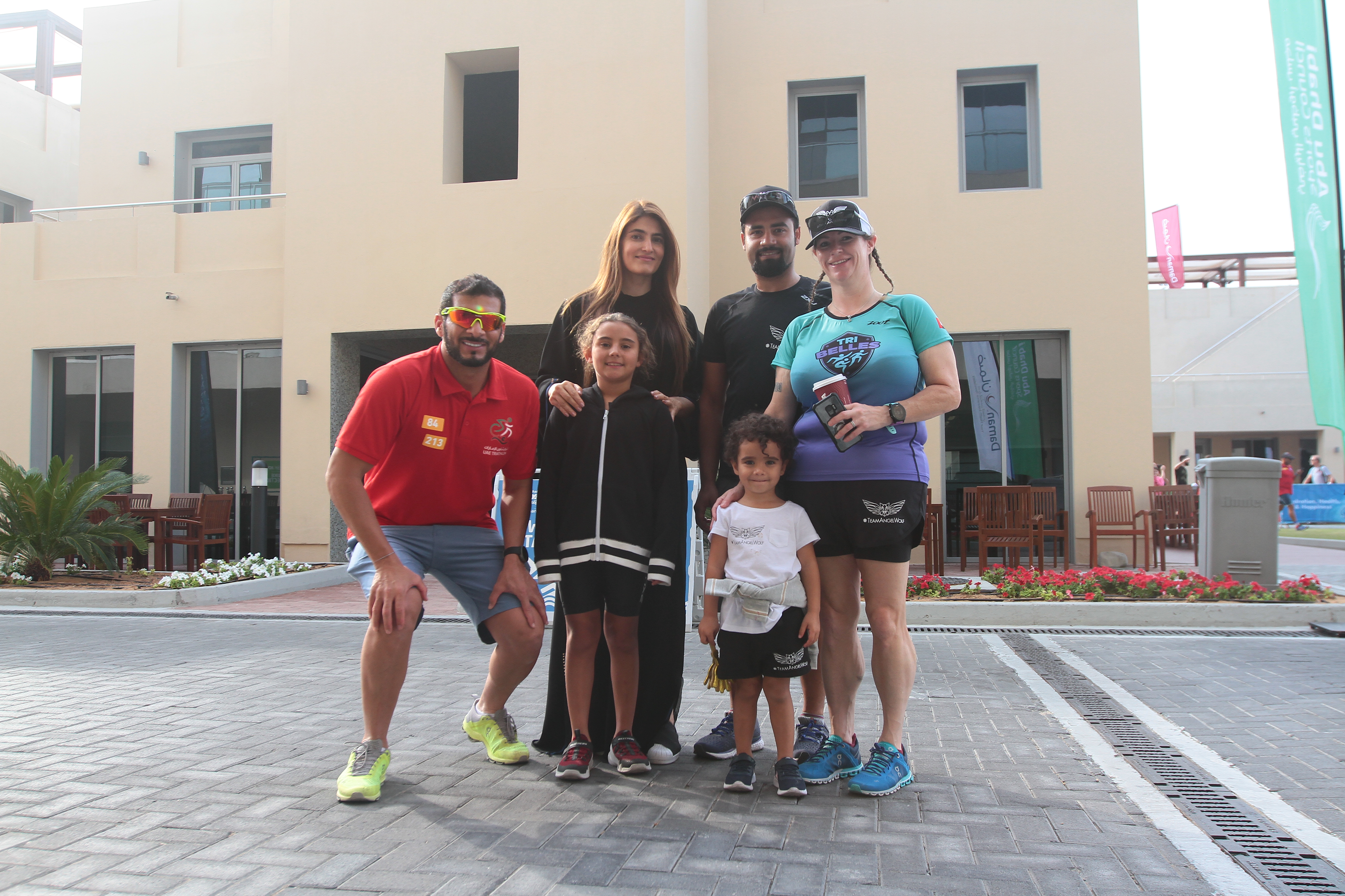 «دواثلون الإمارات العائلي» يستقطب الأسر الرياضية
